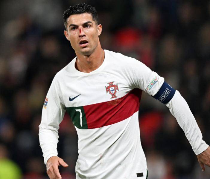 足球运动员在场上的表现引人瞩目 足球运动员在场上的表现引人瞩目