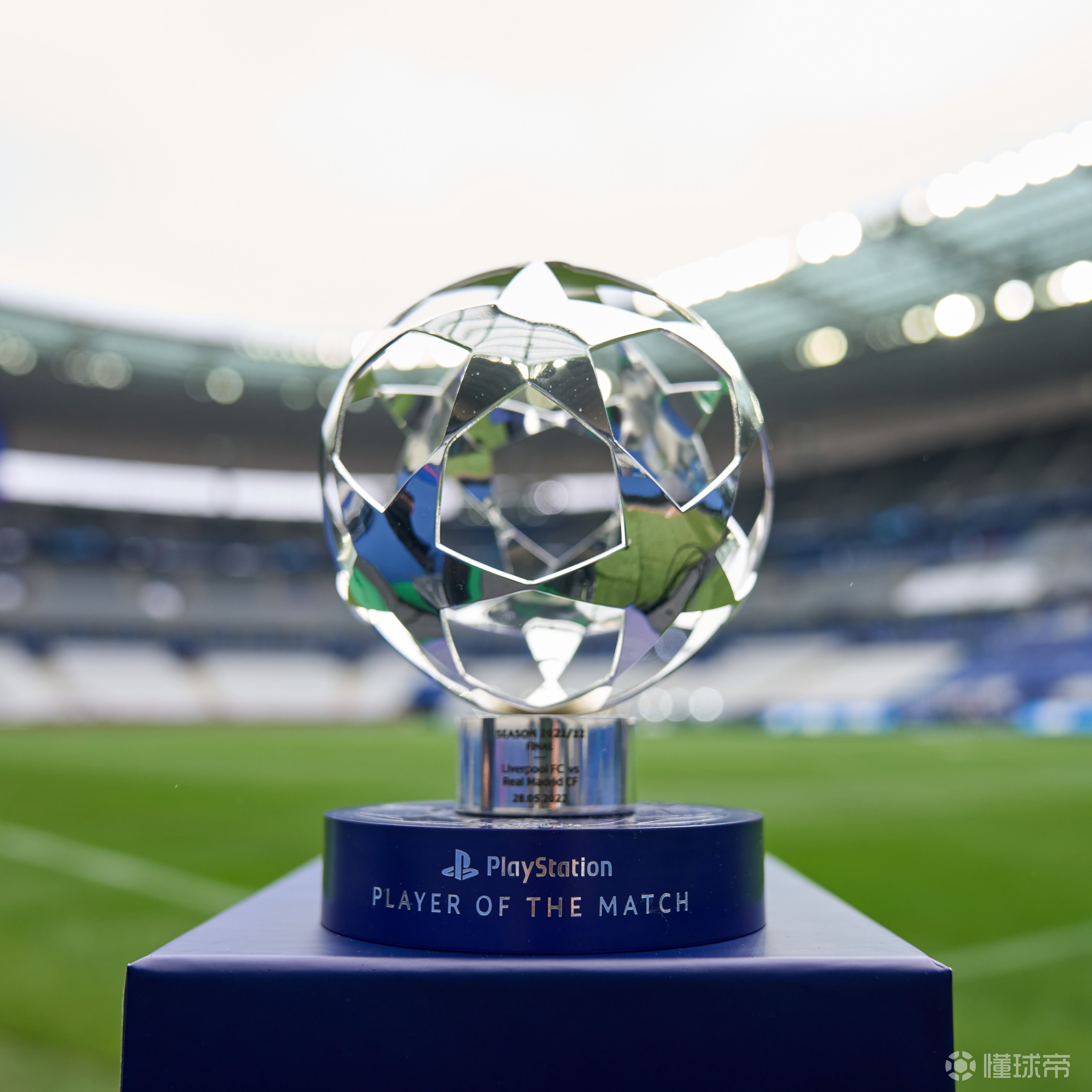 土耳其女足选手发挥出色获得奖杯 土耳其女足选手发挥出色获得奖杯