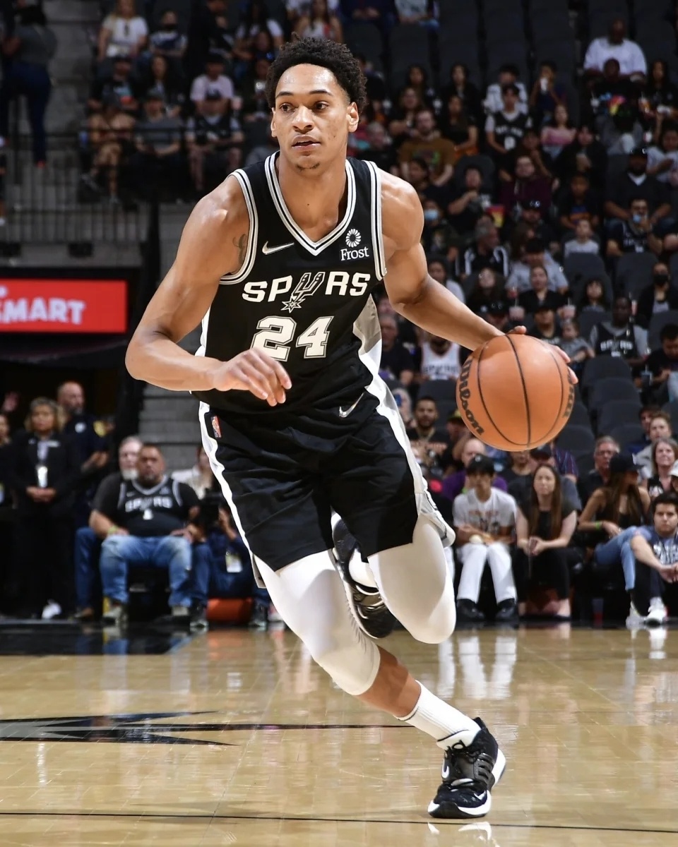 关于马刺新秀逐渐融入球队体系,贡献出色协助球队连胜的信息 关于马刺新秀逐渐融入球队体系,贡献出色协助球队连胜的信息