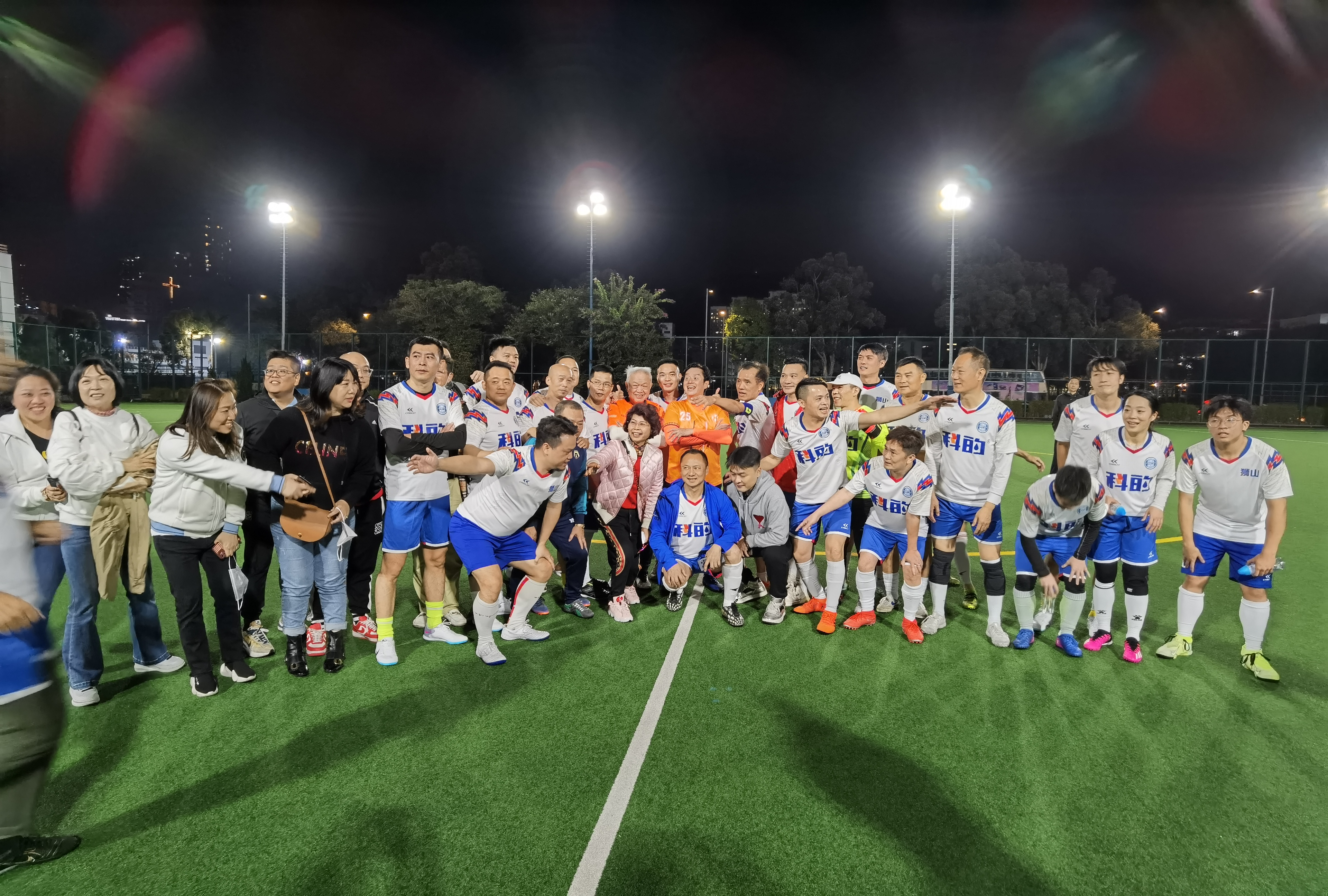 比赛中球员技术精湛展现团队配合默契