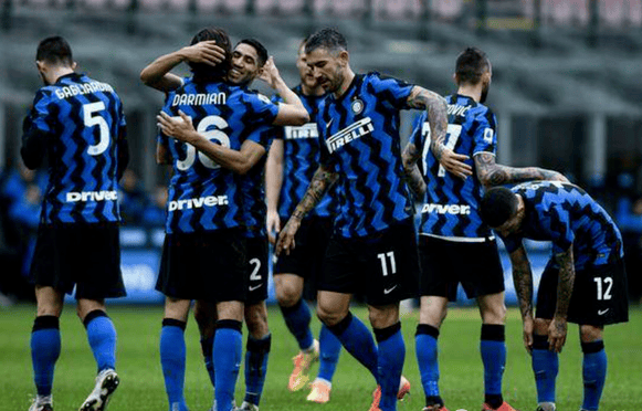 那不勒斯球员合力攻破对手防线,取得胜利 那不勒斯球员合力攻破对手防线,取得胜利