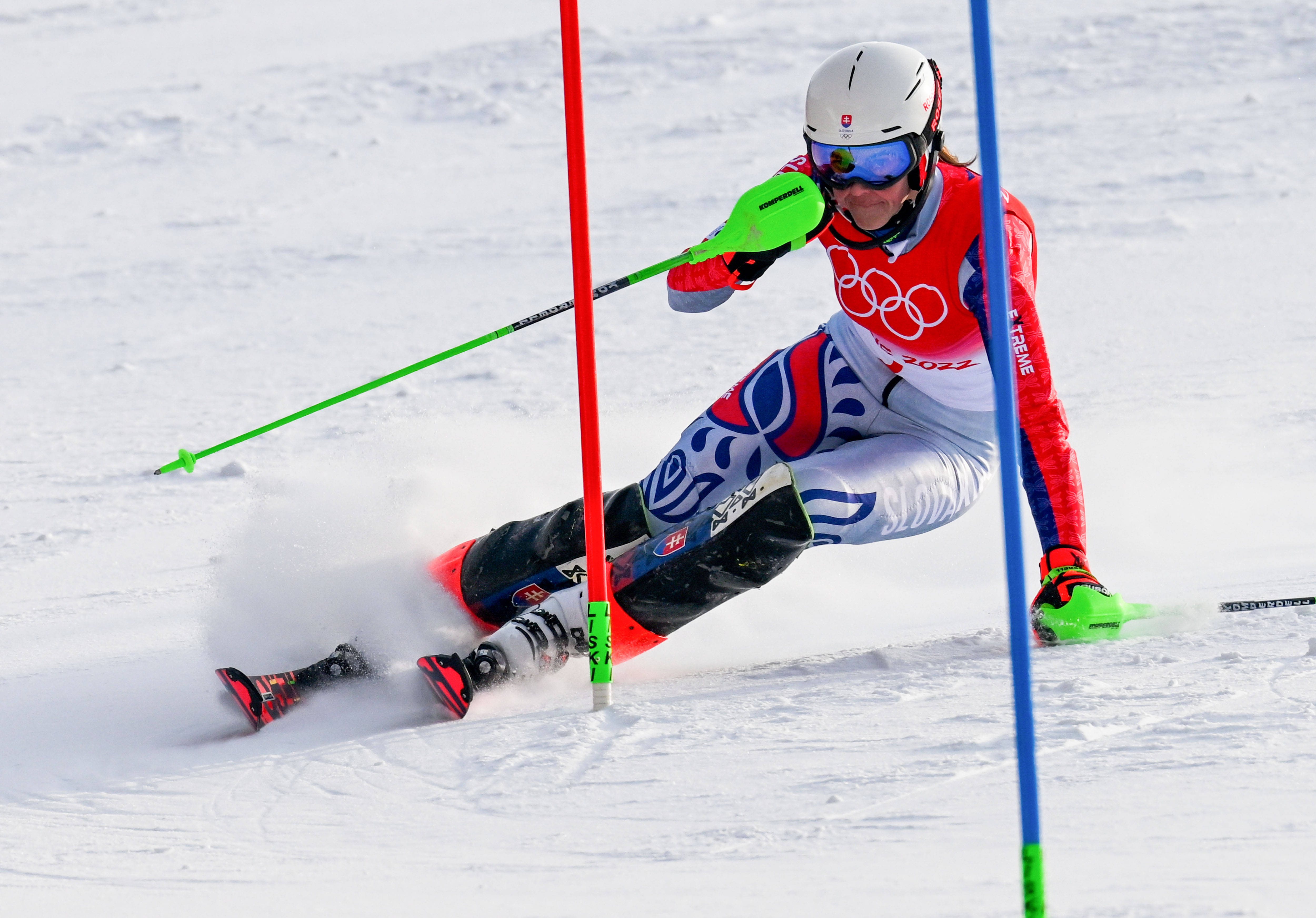特技滑雪选手在比赛中激动表演，惹人瞩目