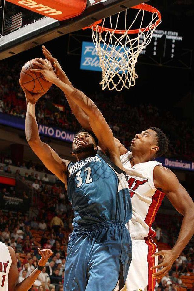 青岛队横扫爵士，浓眉哥点燃赛场