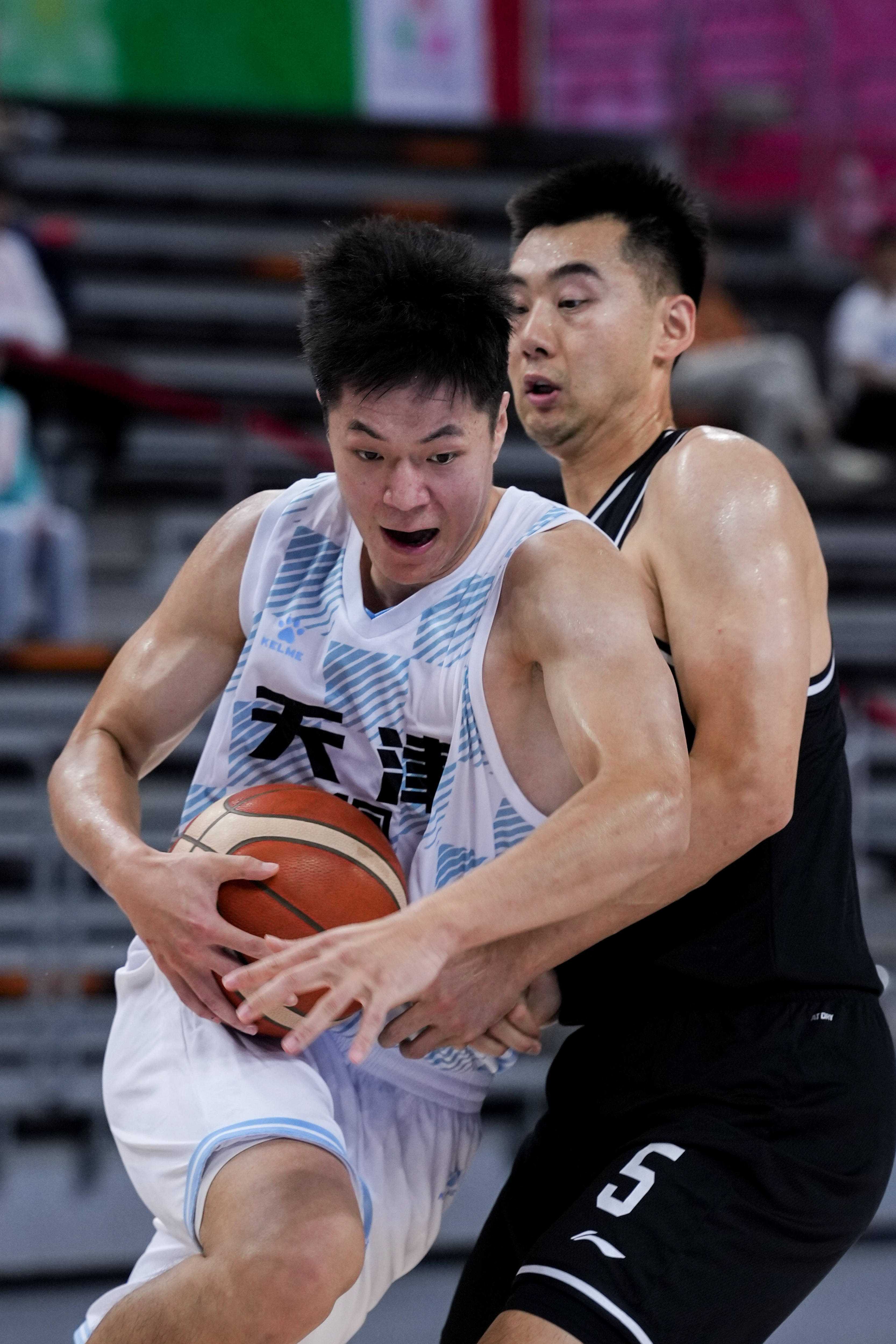 辽宁队险胜天津队，布克扛起全队